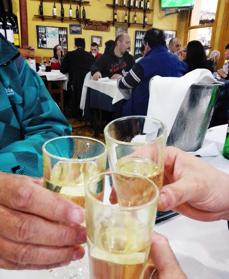 Brindis en el bodegón
