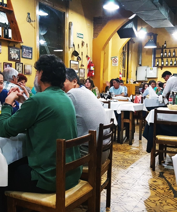 Brindis en el bodegón