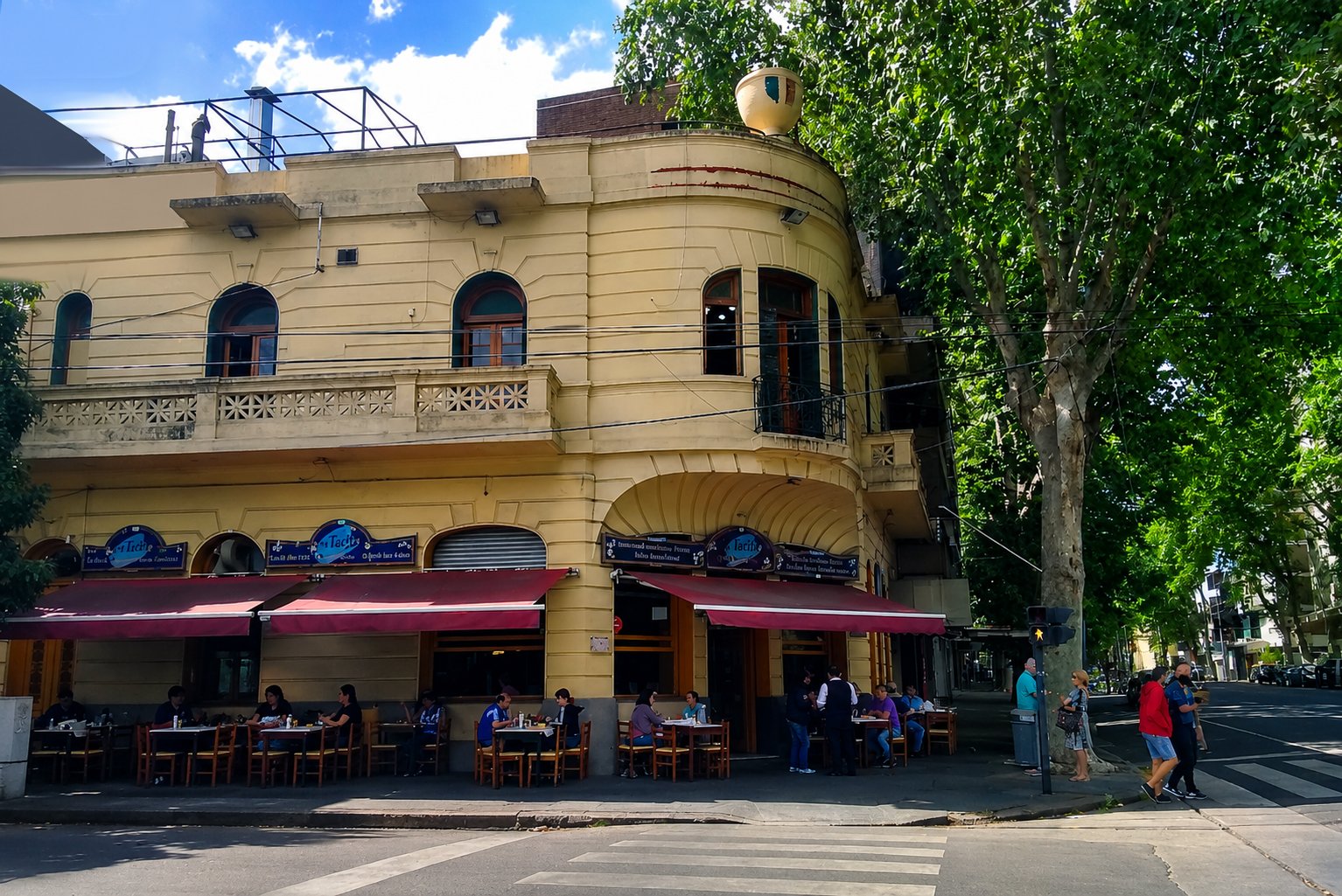 Frente del Bodegón — Av. Boedo 1595