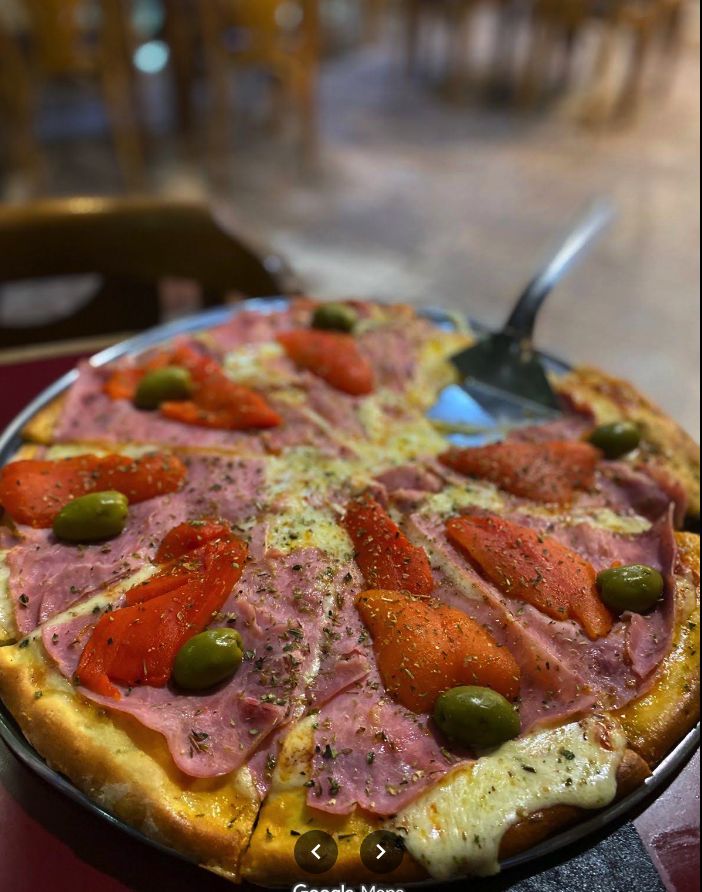 Pizza con jamón, morrones y aceitunas